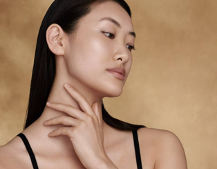 Linien und Falten am Hals glätten